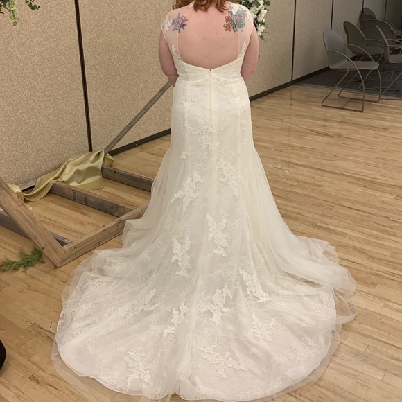 Vera Wang White Size 14 Illusion Neckline Fit and Flare Wedding Dress - Picture 6 of 8